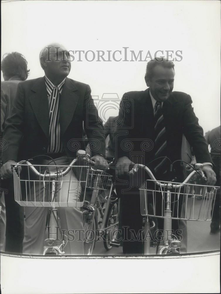 1976 Press Photo Lucien Neuwirth and Michel Crepeau - Historic Images