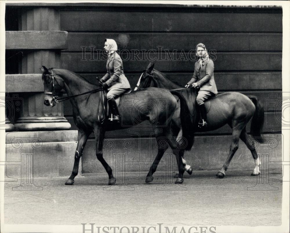 1956 Press Photo Princess Margaret rides &#39;ÃâœAtalanta&#39;ÃÂ&amp;Caroline Sale - Historic Images