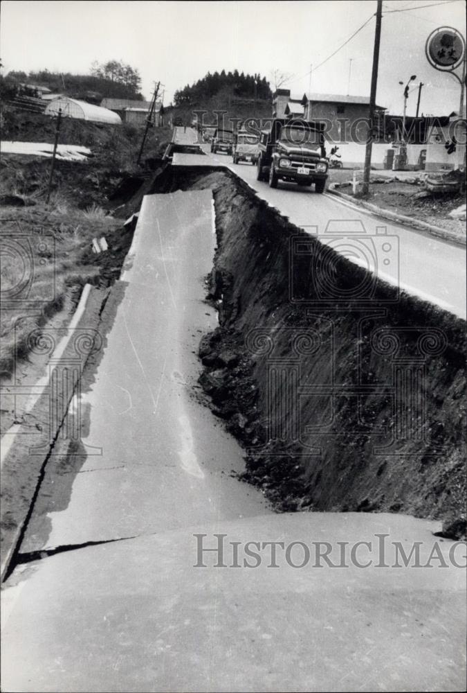 Press Photo Collapsed roads from earthquake in Japan - Historic Images