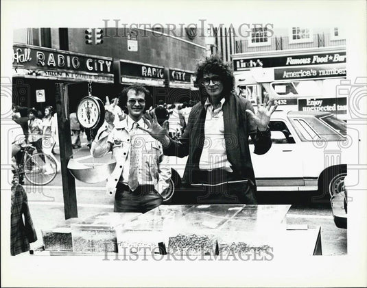 1980 Press Photo Street Vendors Selling Wares New York City Streets - Historic Images