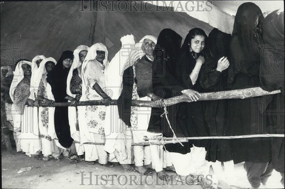 1972 Press Photo Mohammedan Women Voters in Veil Waiting - Historic Images