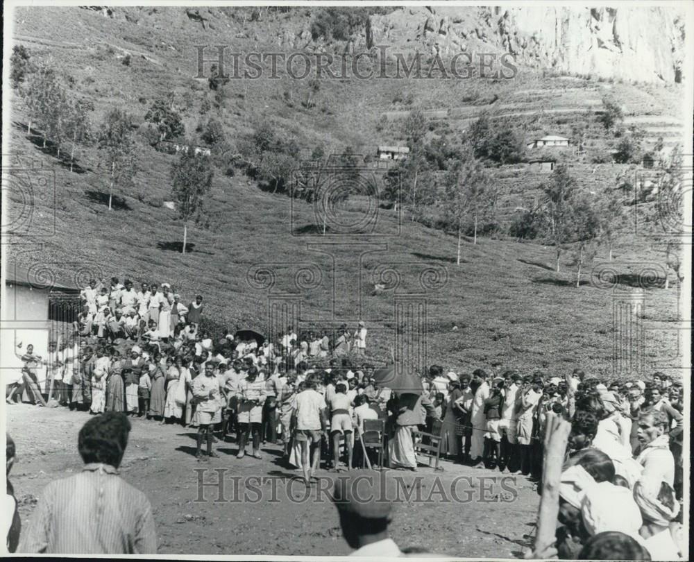 Press Photo Plantation Landslide In Sri Lanka (Ceylon) - Historic Images