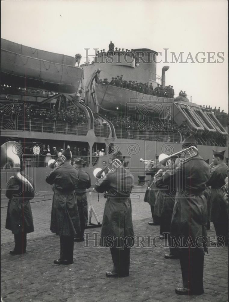 1954 Press Photo Army band welcomes the arrival of the bomber squadron - Historic Images