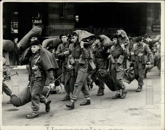 1953 Press Photo More Troops Arrive In London to fill in for striking gasdrivers - Historic Images