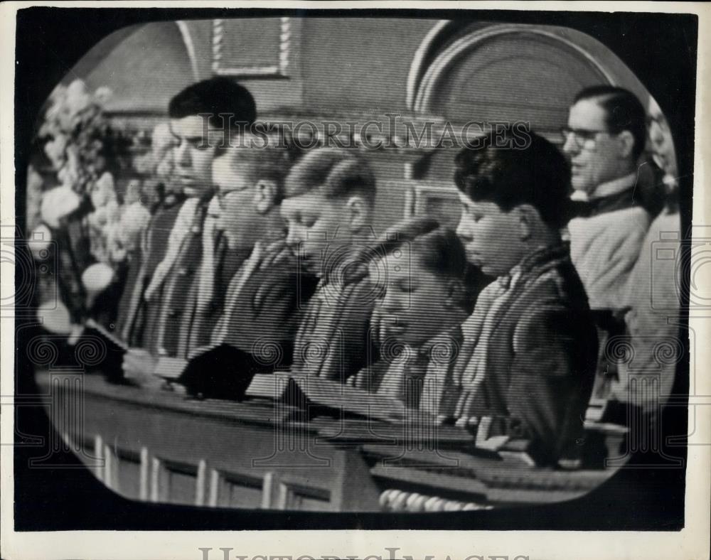 1953 Press Photo Television Special Choirboys Singing Queen Mary&#39;s Chapel - Historic Images