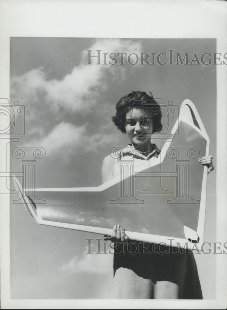 1960 Press Photo A model of the all-wing HP 117 - Historic Images