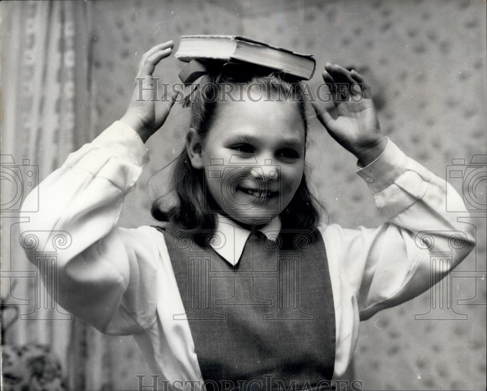 1963 Press Photo 8 Year Old Caroline Barnes Practices For Career as Model - Historic Images