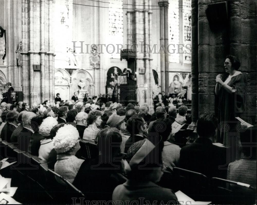 1972 Press Photo Eight Churches At Abbey Service For The Deaf Hymns And Blessing - Historic Images