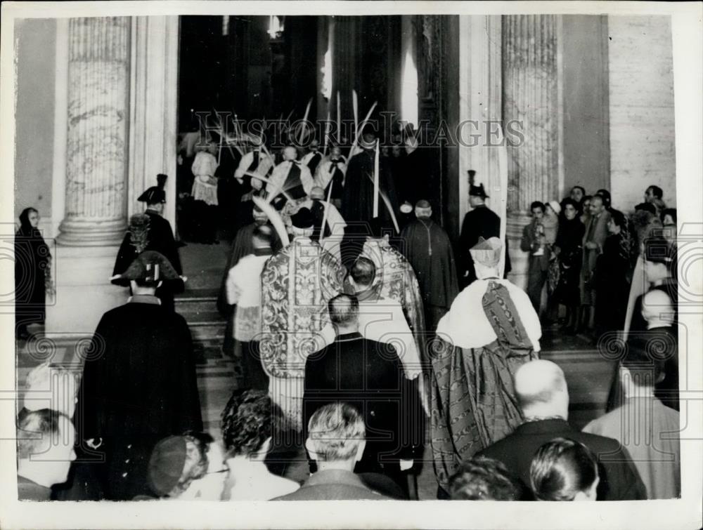 1953 Press Photo Palm Sunday, Rome Italy, St. Peter's Cathedral, Gift Of Palms - Historic Images