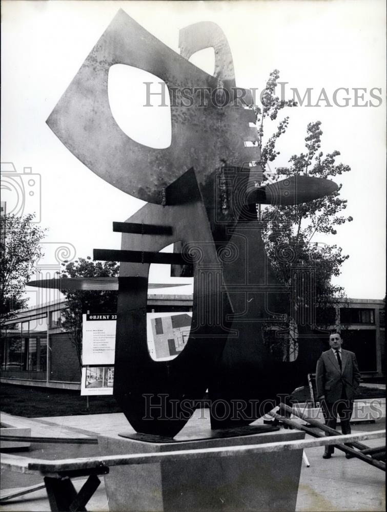 1958 Press Photo Modern Sculptor Before Hansa-Quarter In Berlin - Historic Images