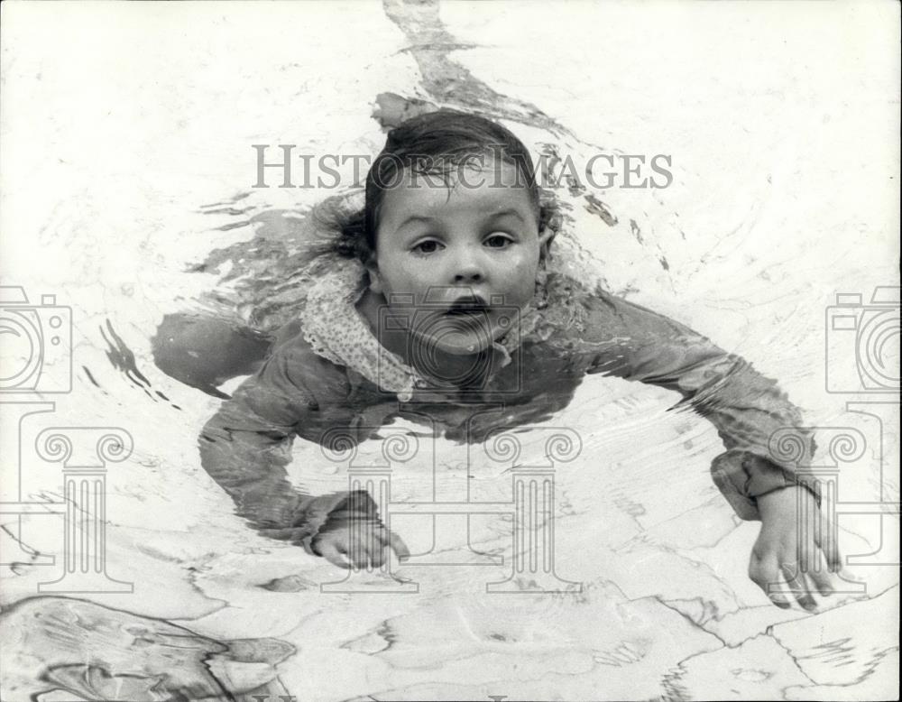 1974 Press Photo Elizabeth Aplin,4, goes swimming - Historic Images
