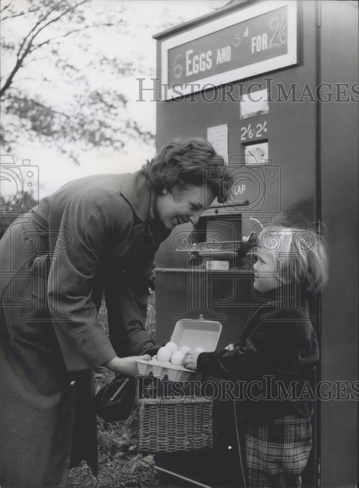 Press Photo Jenny Collins Is Amazed By Chickens Laying Eggs - Historic Images