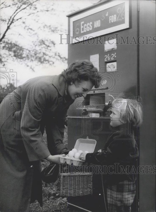 Press Photo Jenny Collins Is Amazed By Chickens Laying Eggs - Historic Images