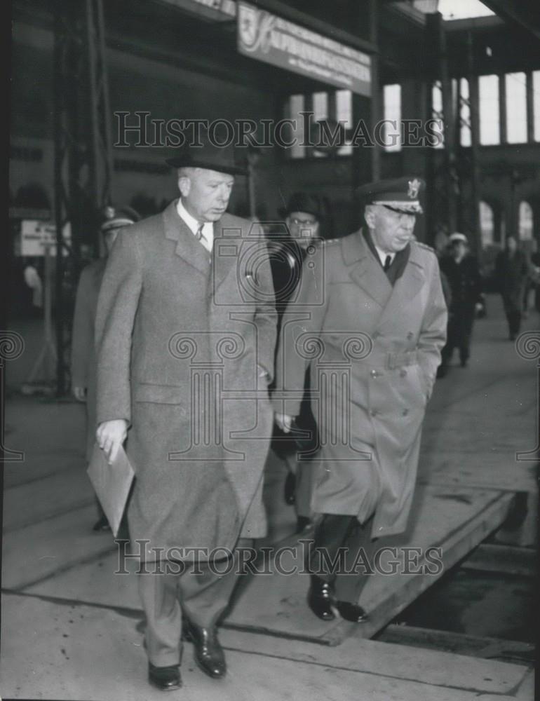 1957 Press Photo America&#39;s Defense Secretary McElroy in Munich. - Historic Images