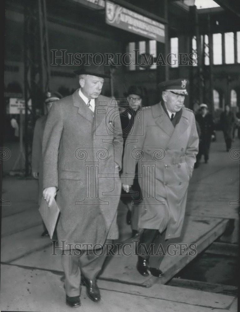 1957 Press Photo America's Defense Secretary McElroy in Munich. - Historic Images