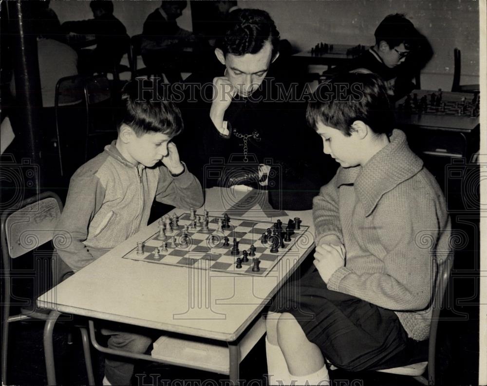 1964 Press Photo East London Primary School Chess Congress Father John Looks on - Historic Images