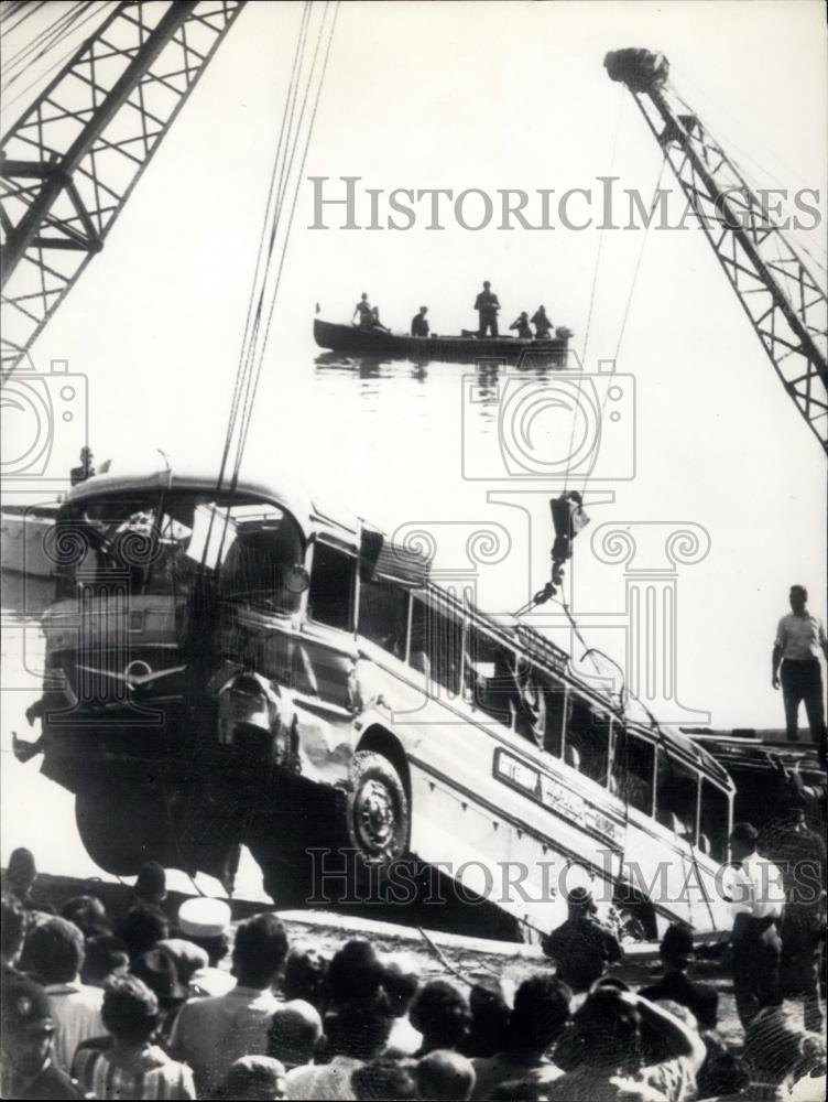 1961 Press Photo Lucerne Tourist bus raised from the lake - Historic Images