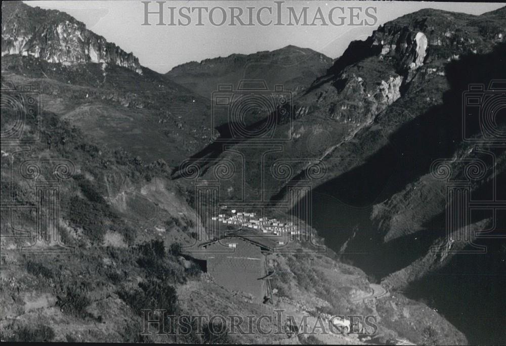 1971 Press Photo Aerial View Calamine Houses Huaylas Canyon Town Black Mountains - Historic Images