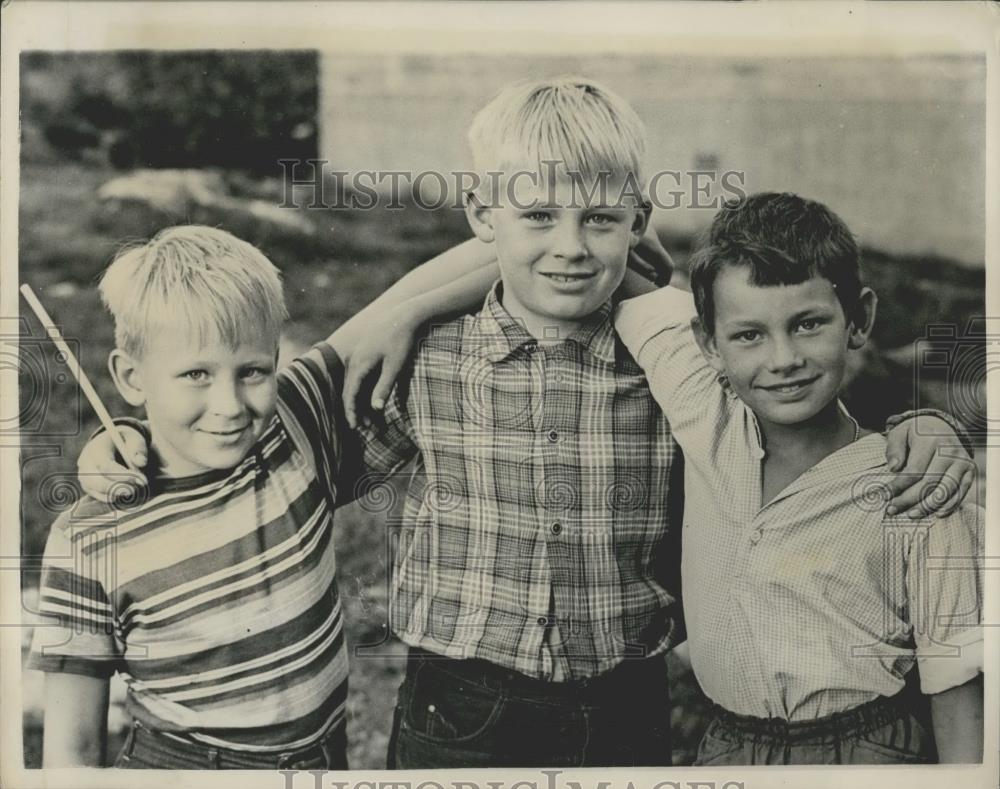 1956 Press Photo Children In Stockholm Digging For Worms Find Jewels - Historic Images