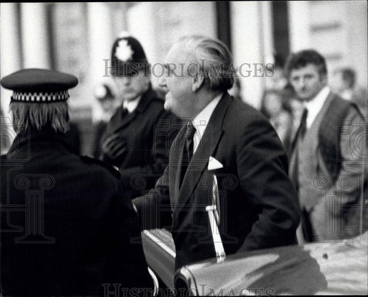 1980 Press Photo Home Secretary Mr. Whitelaw outside Iran Embassy in London - Historic Images