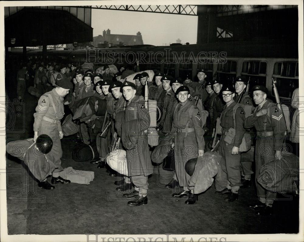 1953 Press Photo Troops Come into London to take over for gas strikers - Historic Images