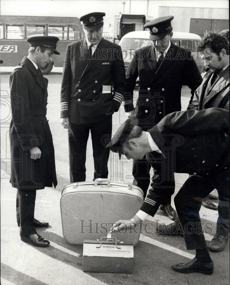 1970 Press Photo Pilots and luggage at airport - Historic Images