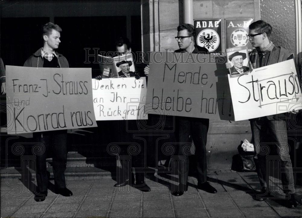 1962 Press Photo Nuernberg students with demonstration-placards - Historic Images