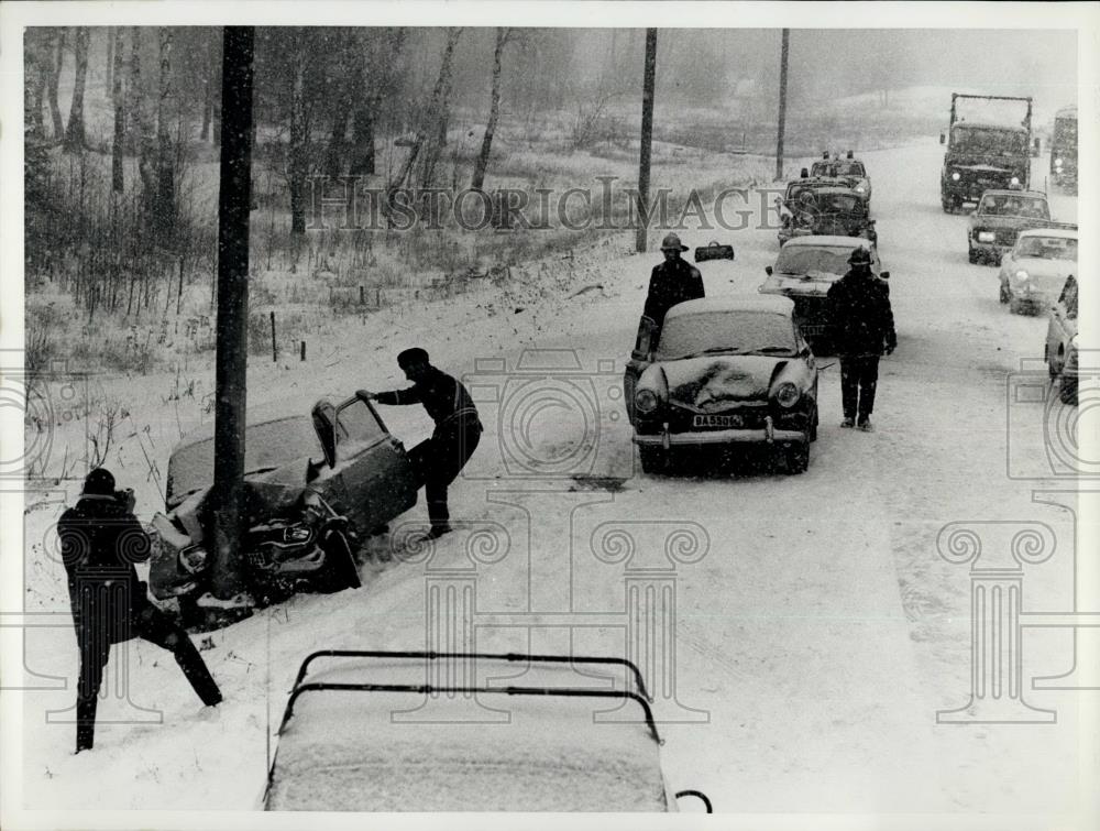 1971 Press Photo One of the many smashes in 1st snow in Sweden - Historic Images