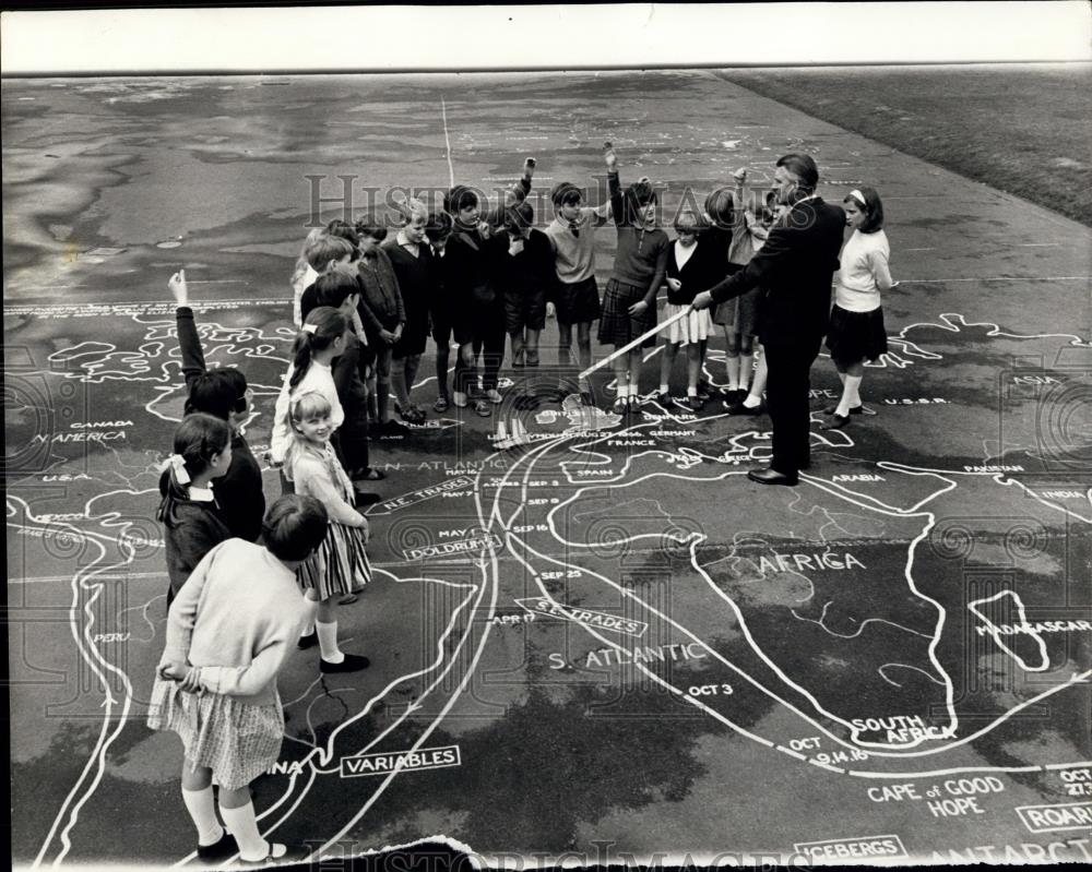 1947 Press Photo Playground Classroom For Chichester Study - Historic Images