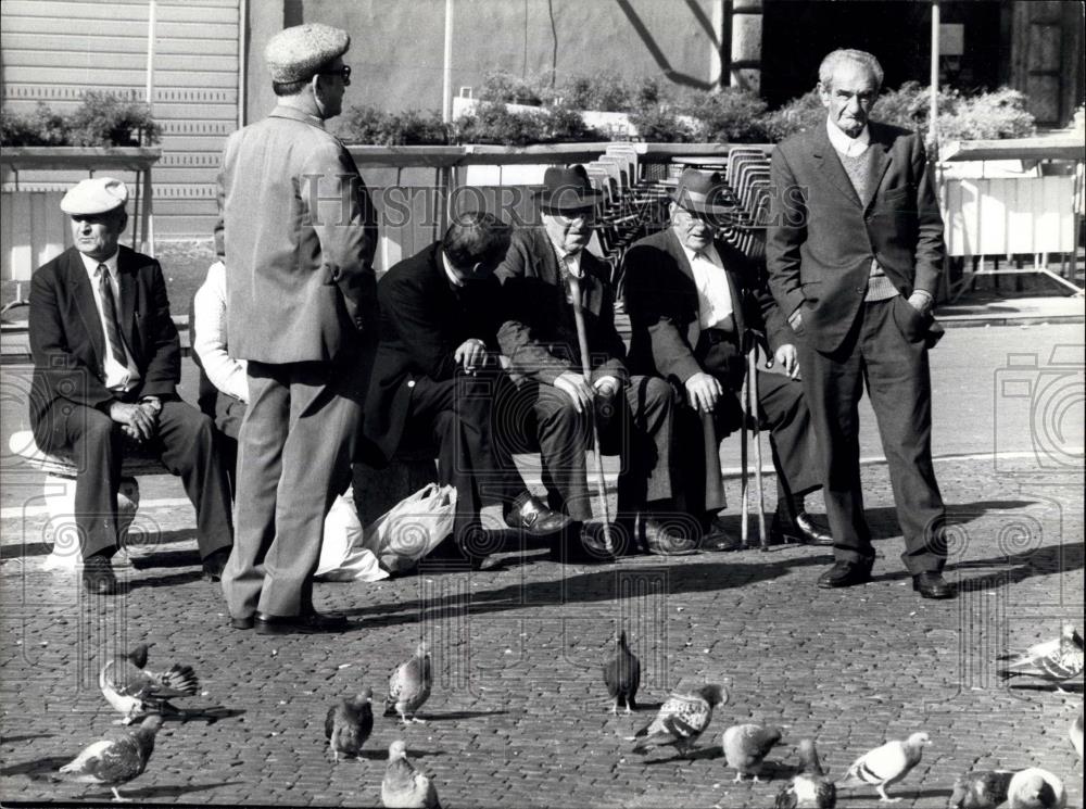 1977 Press Photo Rome's senior citizens "Parliament" - Historic Images
