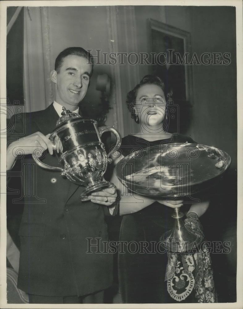 1955 Press Photo Gordon Pirie Wins &quot;Sportsman of the Year Award&quot; - Historic Images