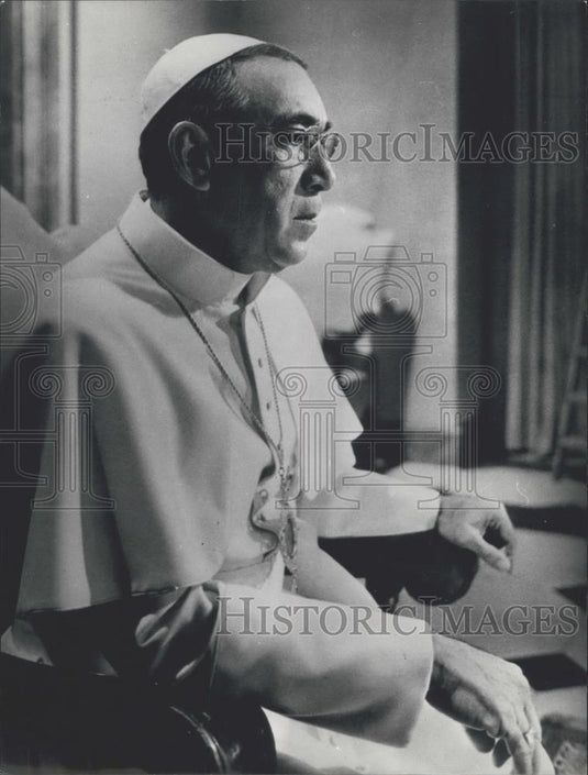 Press Photo Anthony Quinn Dressed as Pope New Film "The Shoes of the Fisherman" - Historic Images
