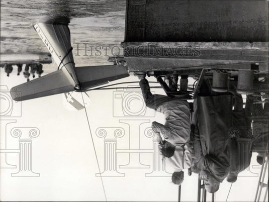 1955 Press Photo Airplane being salvaged from lake in Barvaria - Historic Images