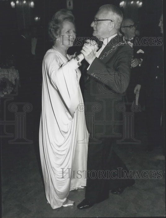 1977 Press Photo Mrs. Thatcher &Mayor of Blackpool, Councillor Cyril Nuttall. - Historic Images