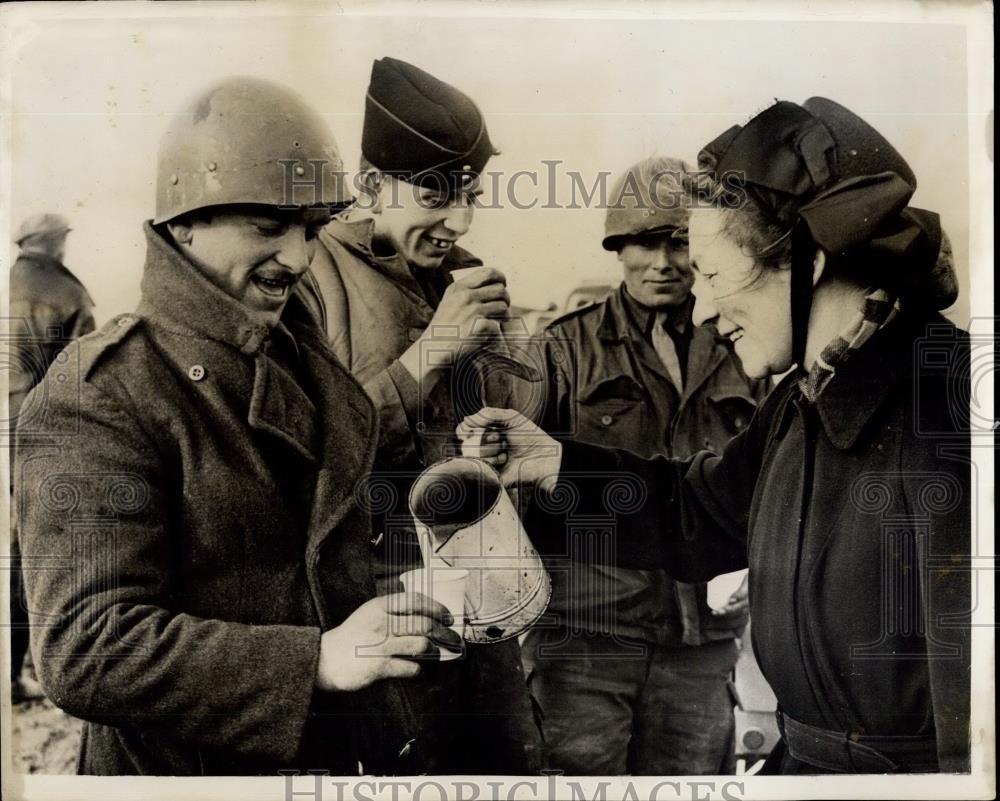 1953 Press Photo French Troops Help Fight Floods In Holland - Historic Images