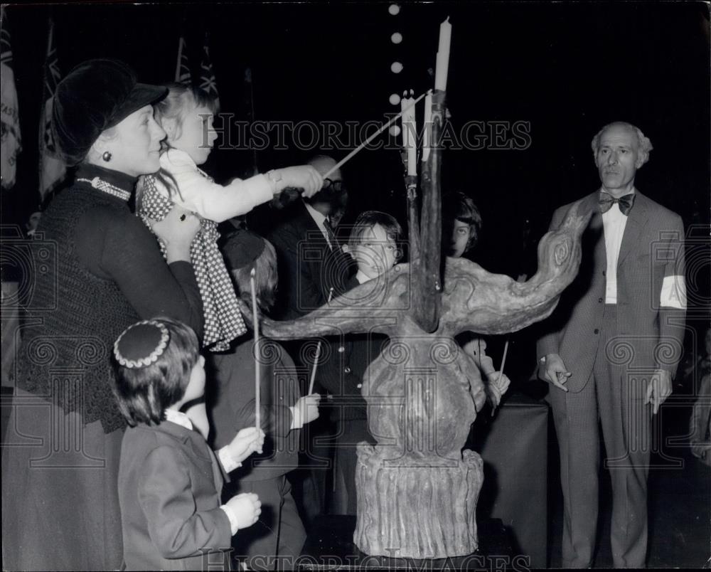 1974 Press Photo Relatives of Jews Who Died in the Warsaw Ghetto Uprising - Historic Images