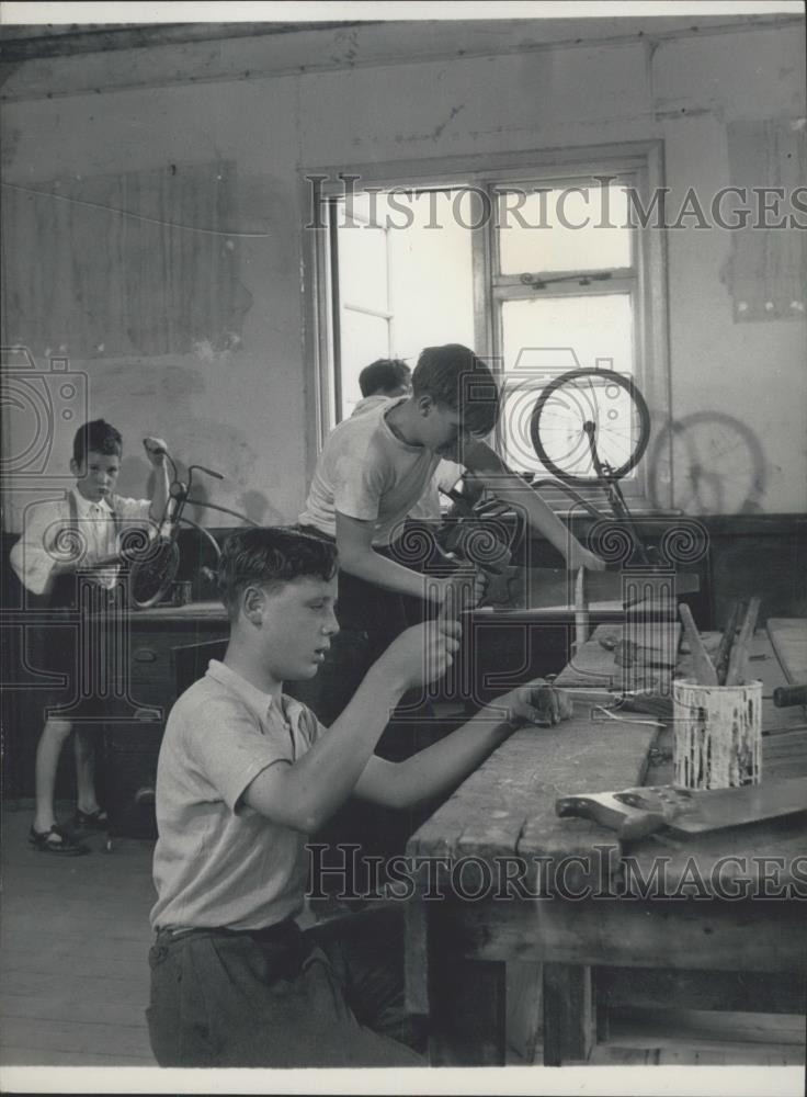 Press Photo Kids repairing bicycles - Historic Images