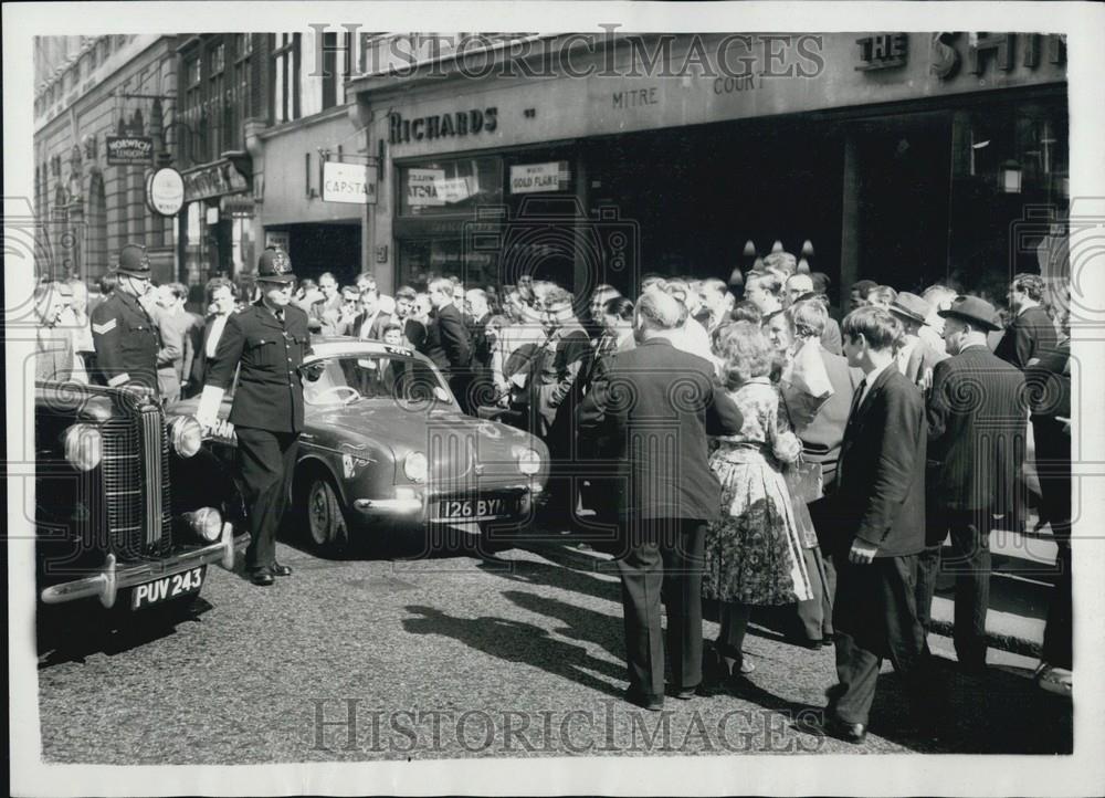 1961 Press Photo Dispute Between Minicab &amp; Taxicab Drivers Police Intervene - Historic Images