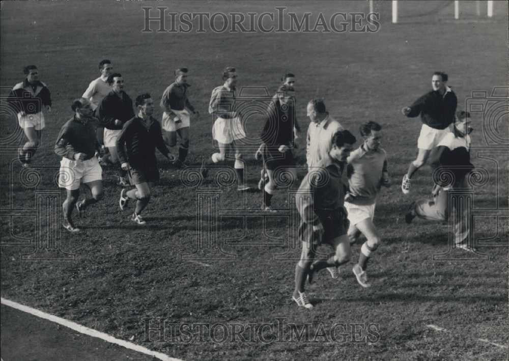 1952 Press Photo French soccer team in training during a run - Historic Images