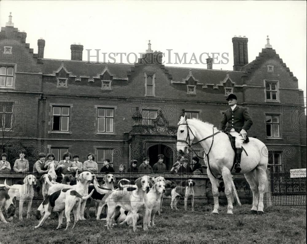 1969 Press Photo The Enfield Chace Foxhounds move off from Broxbourne School - Historic Images