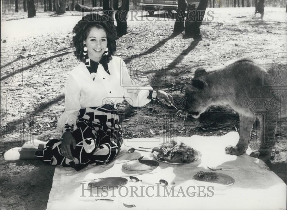 Press Photo Joanna Cox and a lion at Ashton&#39;s lion park - Historic Images