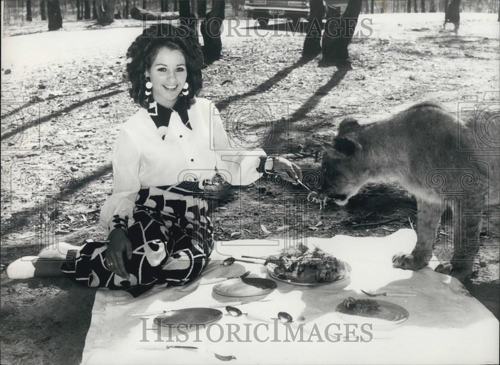 Press Photo Joanna Cox and a lion at Ashton's lion park - Historic Images