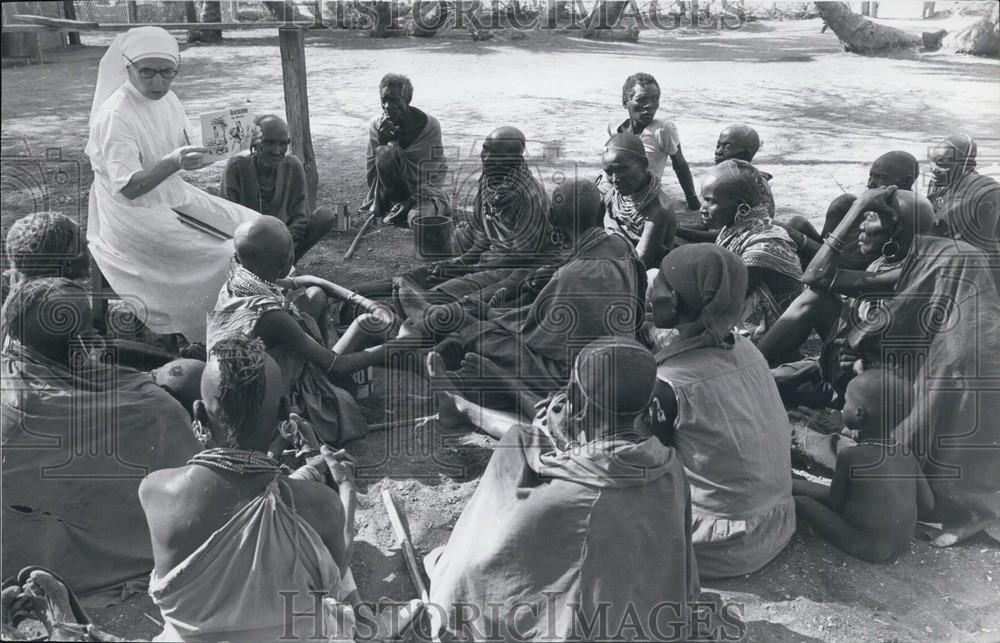 Press Photo Mothers and their Children - Historic Images