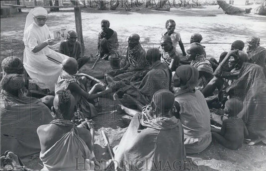 Press Photo Mothers and their Children - Historic Images
