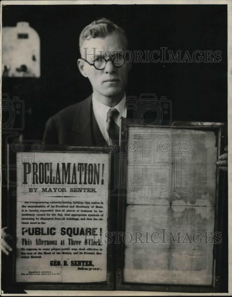 1928 Press Photo Sam Rembrandt and two old manuscripts he found - Historic Images