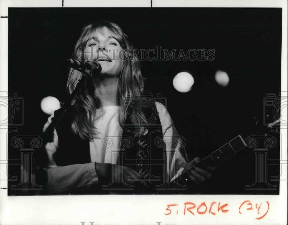 1986 Press Photo Marti Jones playing a guitar - cvp25126 - Historic Images