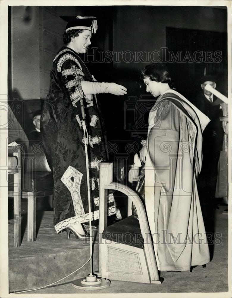 1957 Press Photo Queen Mother Confers Dr of Music degree on Princess Margaret - Historic Images