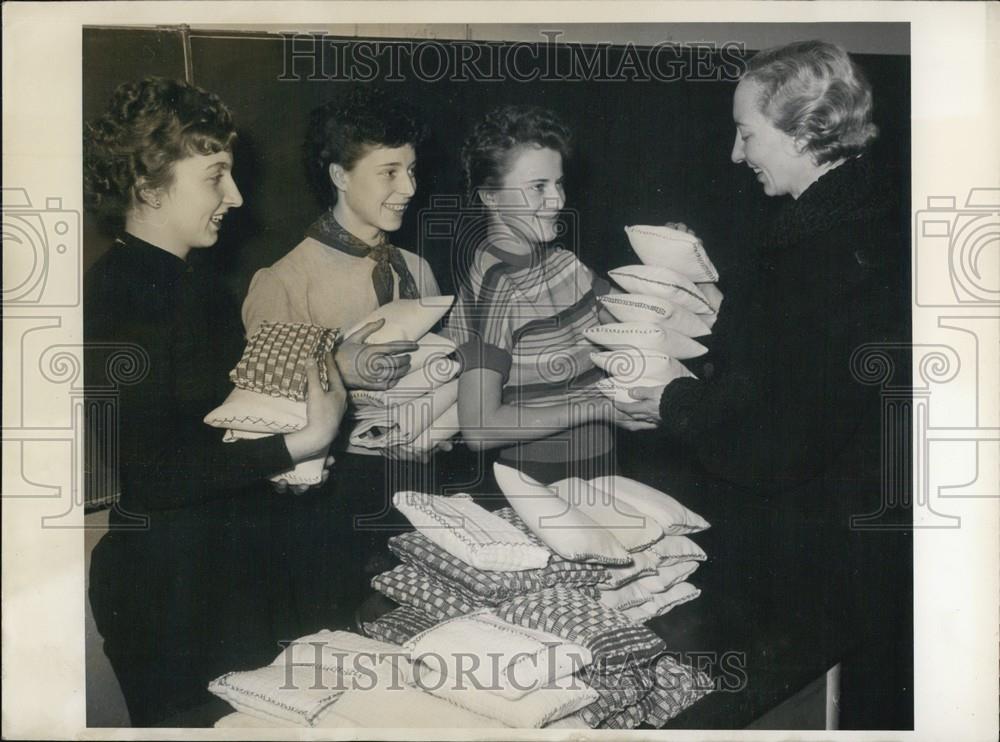 Press Photo East Zone Refugees Germany Pack Culture Bags German Red Cross - Historic Images