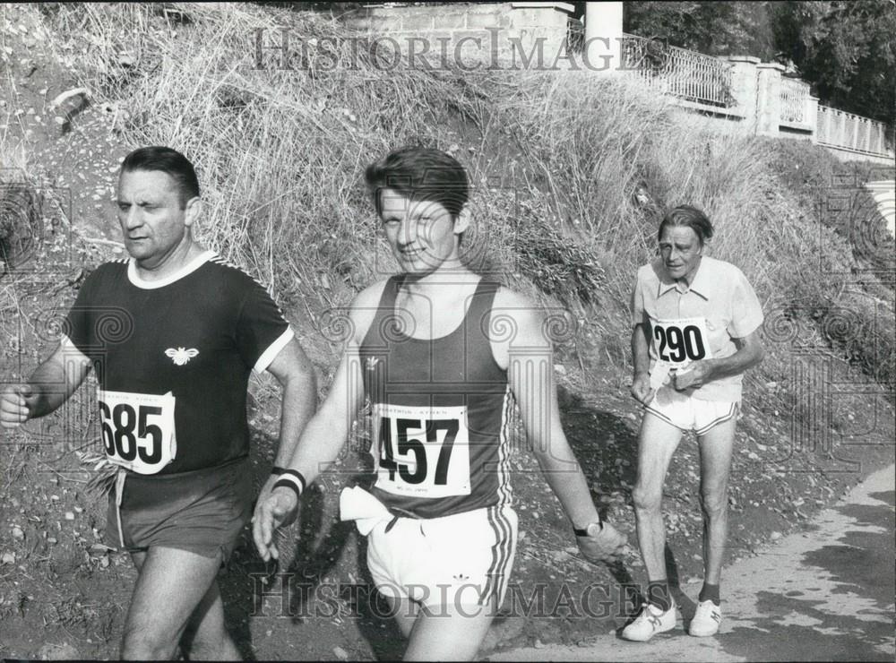 Press Photo Men Running in a Marathon - Historic Images