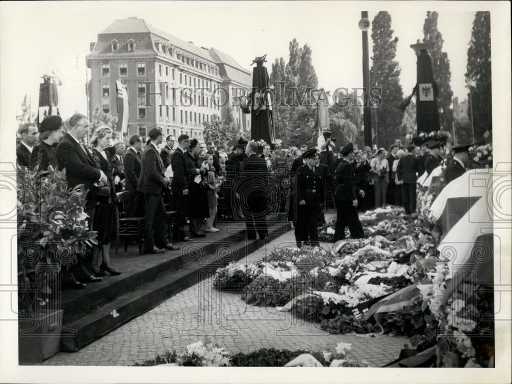 1953 Press Photo Funeral Services For Victims of "2 Days Revolution" - Historic Images